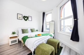 Self check-in - minutes from Central London!